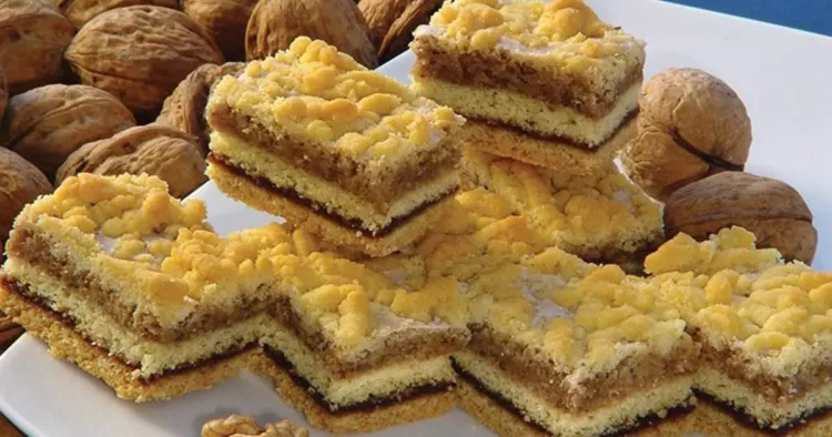 Prăjitură fragedă cu gem si cremă de nuci. Este o prăjitură ușor de pregătit, cu ingrediente la îndemana oricui
