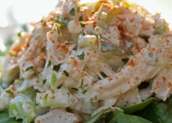 Salată cu piept de pui  și legume cu maioneză de casă. O prepar de fiecare dată când am poftă de ceva delicios și sănătos