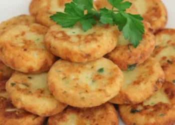 Chifteluțe de cartofi cu usturoi și verdeață. Sunt delicioase, pot fi preparate pentru toate gusturile, coapte sau prăjite