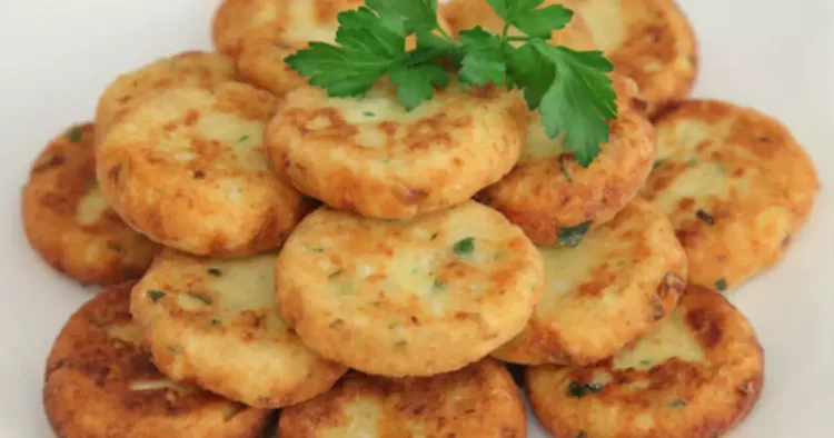 Chifteluțe de cartofi cu usturoi și verdeață. Sunt delicioase, pot fi preparate pentru toate gusturile, coapte sau prăjite