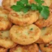 Chifteluțe de cartofi cu usturoi și verdeață. Sunt delicioase, pot fi preparate pentru toate gusturile, coapte sau prăjite