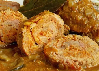 Ruladă de porc umplută cu varză în sos de ciuperci, o bunătate perfectă pentru masa de prânz
