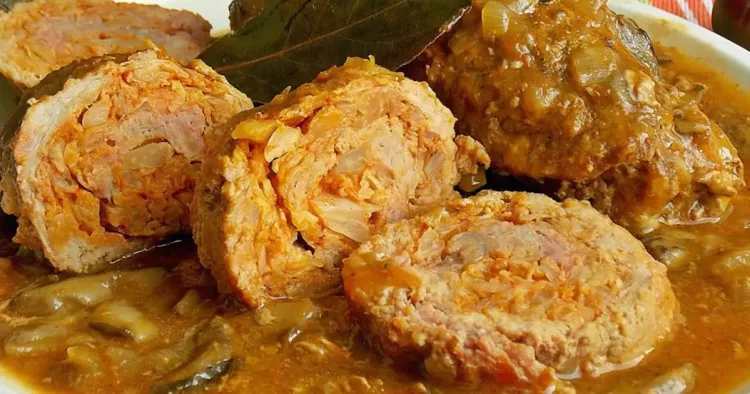 Ruladă de porc umplută cu varză în sos de ciuperci, o bunătate perfectă pentru masa de prânz