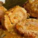 Ruladă de porc umplută cu varză în sos de ciuperci, o bunătate perfectă pentru masa de prânz