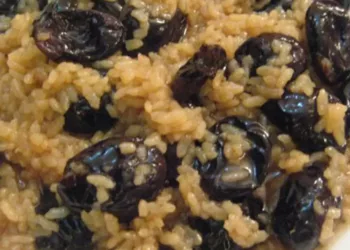 Prune uscate cu orez, mâncarea delicioasă a copilăriei pe care bunicii o făceau în perioada postului