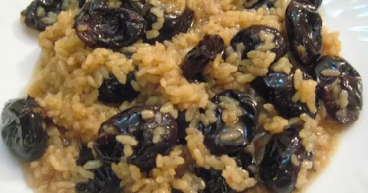 Prune uscate cu orez, mâncarea delicioasă a copilăriei pe care bunicii o făceau în perioada postului