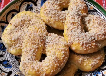 Cum se fac cei mai buni mucenici cu miere și nucă!  Rețeta tradițională cu care nu dai greș. Cei mai aromați și mai fragezi mucenici