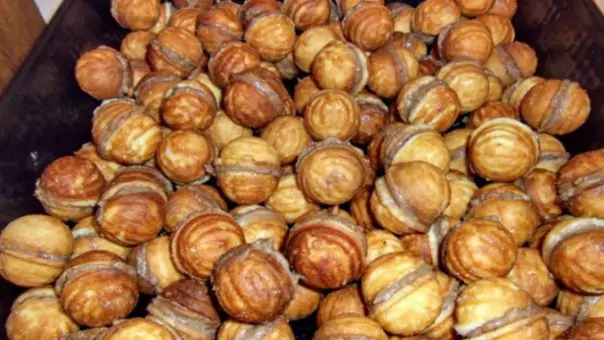 Cum se prepară nucile umplute, desertul preferat al copilăriei mele și al copiilor mei. Foarte simplu de preparat dacă ai aceste ingrediente.