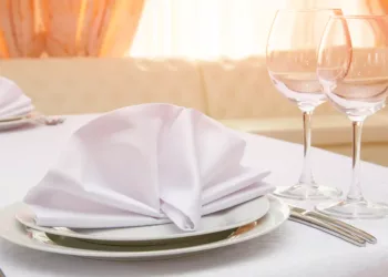 Cum se așează corect tacâmurile la masă și cum le așezăm după ce mâncăm