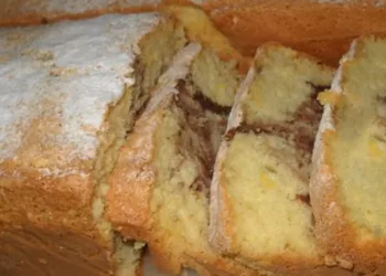 Așa faci cel mai gustos și pufos chec. Acel gust al copilăriei pe care toți prietenii îl apreciază