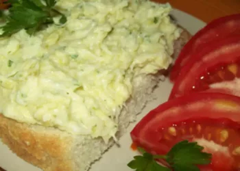 Mănânci și nu te mai poți opri! Salata de dovlecei cu maioneză este mereu în topul preferințelor la orice masă