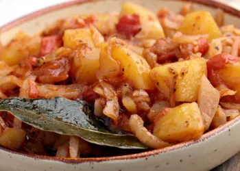 Tocaniță de cartofi cu varză. O bunătate de mâncare pentru toată perioada postului