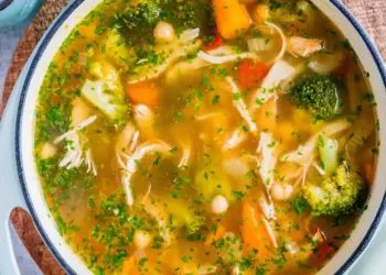 Cum să pregătim o ciorbă sănătoasă pentru detoxifierea de primăvară. Foarte sănătoasă