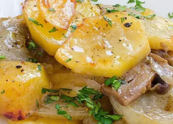 Ciuperci cu cartofi și ceapă la cuptor, un preparat delicios pentru post