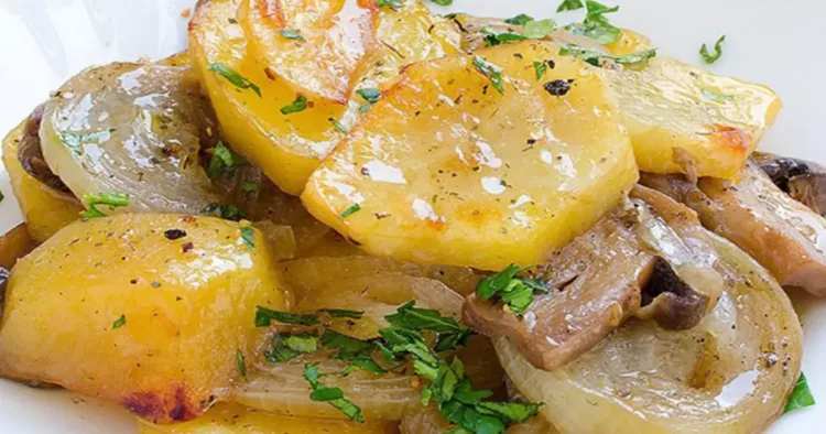Ciuperci cu cartofi și ceapă la cuptor, un preparat delicios pentru post