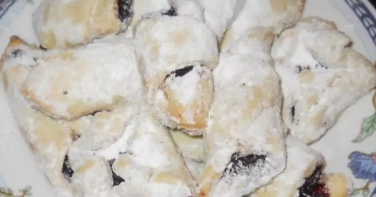 Cornulețe fragede cu nucă și gem, după rețeta bunicii. O bunătate chiar și pentru post.