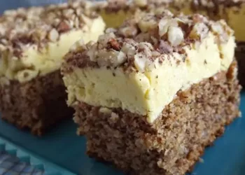 Prăjitură cu blat de nuci si cremă de lămaie, este printre cele mai bune prăjituri de casa testate