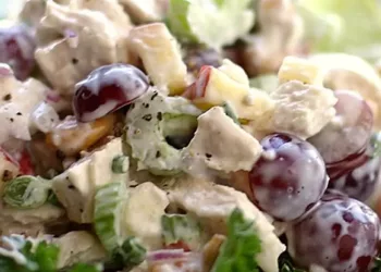 Salată de pui cu struguri și mărar