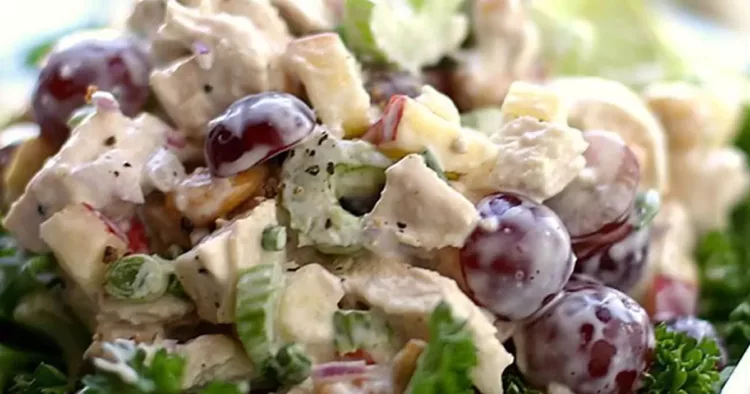 Salată de pui cu struguri și mărar