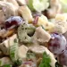 Salată de pui cu struguri și mărar