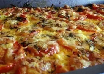 Budincă de dovlecei cu carne și cașcaval