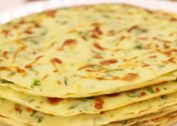 Clătite cu cașcaval și verdeață, ideale pentru un prânz sățios