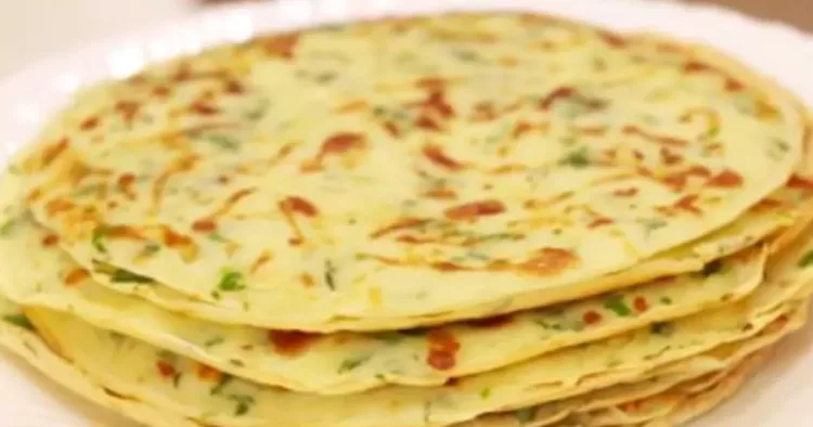 Clătite cu cașcaval și verdeață, ideale pentru un prânz sățios