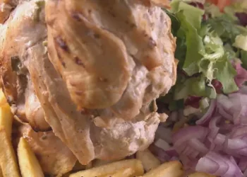 Kebab de pui la cuptor, nu te mai saturi de el! O idee delicioasă pentru toți pofticioșii!