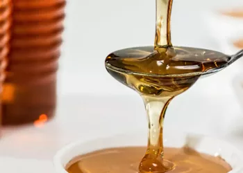 Acest truc este foarte util pentru toate gospodinele. Ce trebuie să facem pentru a ca mierea de albine să nu se mai lipească de lingură și tacâmuri