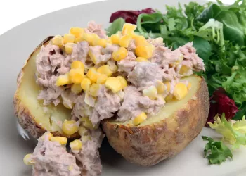 Salată de ton cu cartofi copți și porumb