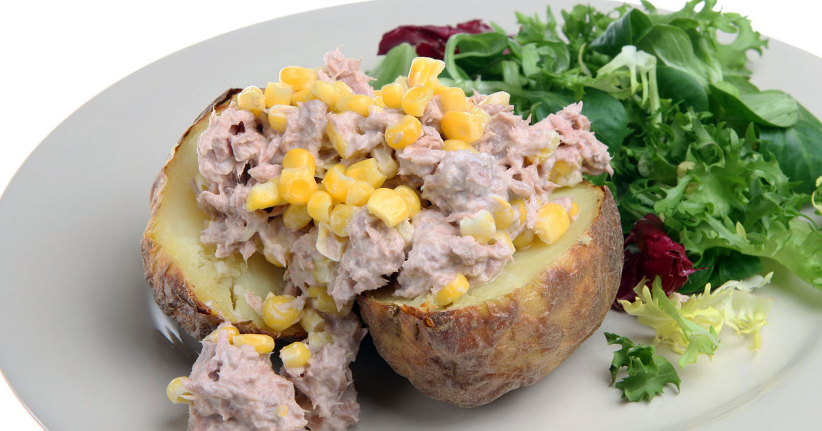 Salată de ton cu cartofi copți și porumb