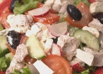 Salată de pui cu telemea