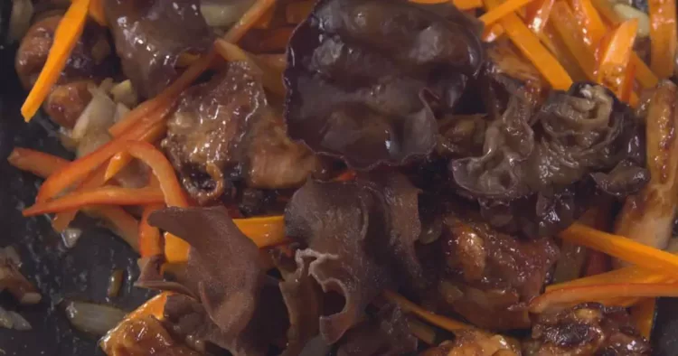 Urechi de lemn cu piept de pui și legume