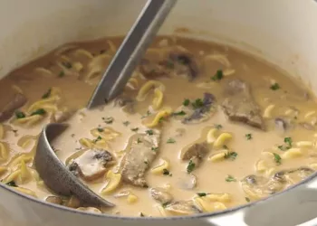 Supă cremă de ciuperci cu carne de vită și noodles. O combinație de gusturi absolut delicioasă