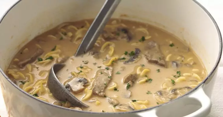Supă cremă de ciuperci cu carne de vită și noodles. O combinație de gusturi absolut delicioasă
