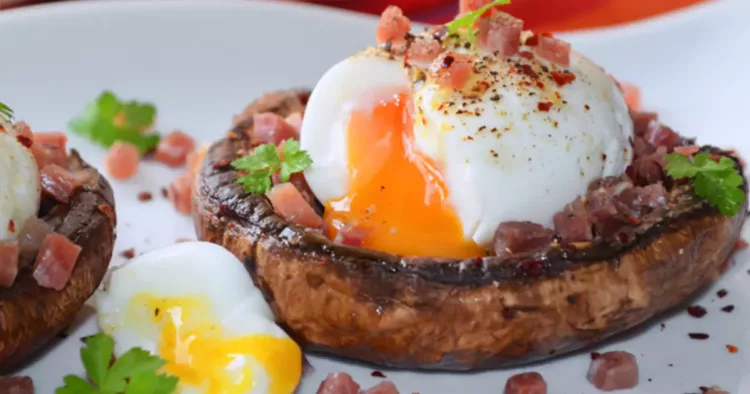 Aperitiv de ou pe pat de ciuperci asezonat cu șunculiță și legume