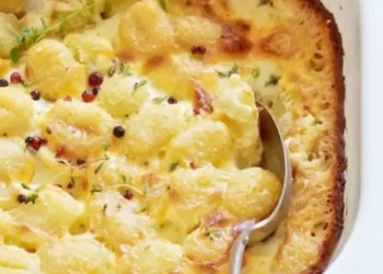 Budincă de cartofi cu unt și parmezan