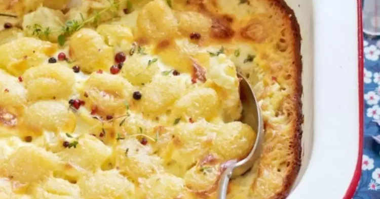 Budincă de cartofi cu unt și parmezan