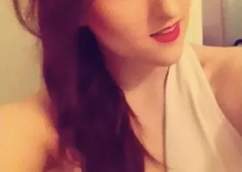 Făcea dragoste cu iubitul când a auzit o trosnitură puternică. S-a înroșit de rușine și a fugit imediat la baie. Uite ce a pățit, iubitul ei a rămas fără cuvinte: ,,De 20 de ori în fiecare zi mi se…”