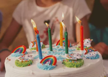 Cum îl faci pe micuțul tău să se simtă ca un super-erou de ziua lui