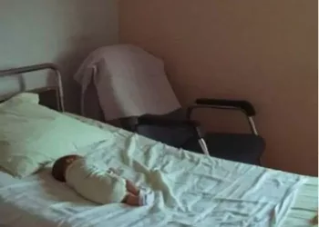 Mama și-a abandonat copilul de numai un an într-o casă părăsită