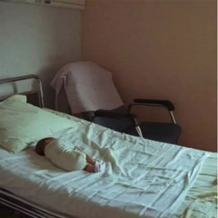 Mama și-a abandonat copilul de numai un an într-o casă părăsită