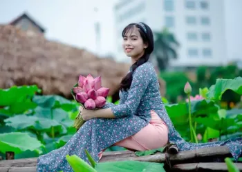 Știi să porți corect rochii peste pantaloni?  4 recomandări de ținute perfecte de toamnă