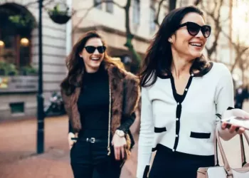 Cum să te îmbraci în stil parizian – 11 reguli simple