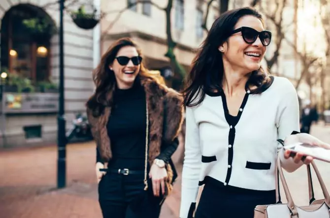 Cum să te îmbraci în stil parizian – 11 reguli simple