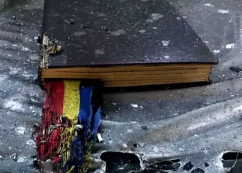 Incendiu la o biserică din Arad. Biblia și Tricolorul au scăpat din calea flăcărilor
