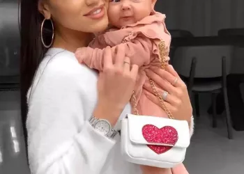 La 8 luni de când a născut, Karmen a decis să rupă tăcerea. Gestul înfiorător făcut de doctoriță în timp ce artista se afla pe masa de operație: „Eu eram operată, deschisă pe masă și…”