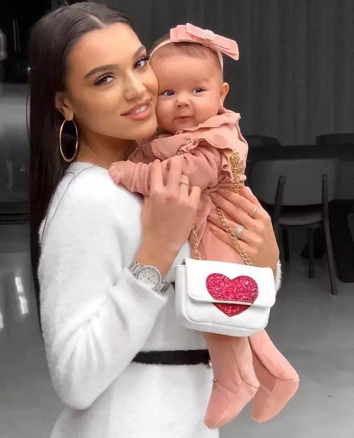 La 8 luni de când a născut, Karmen a decis să rupă tăcerea. Gestul înfiorător făcut de doctoriță în timp ce artista se afla pe masa de operație: „Eu eram operată, deschisă pe masă și…”