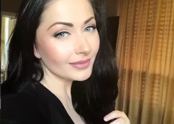 Ce se întâmplă cu Gabriela Cristea? Vedeta de 45 de ani a apărut complet nemachiată, necoafată, cu cearcăne şi cu ochii umflaţi! „Eşti bolnavă?” N-ai mai văzut-o niciodată aşa!