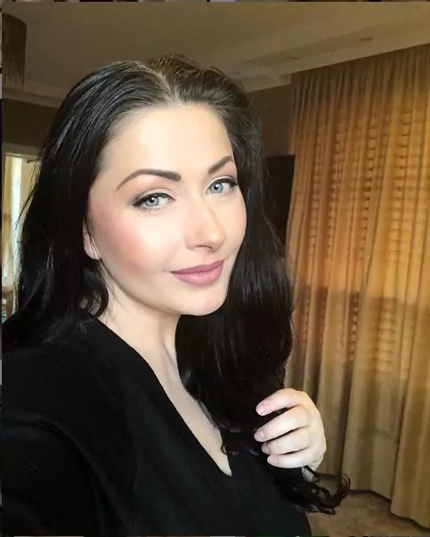 Ce se întâmplă cu Gabriela Cristea? Vedeta de 45 de ani a apărut complet nemachiată, necoafată, cu cearcăne şi cu ochii umflaţi! „Eşti bolnavă?” N-ai mai văzut-o niciodată aşa!